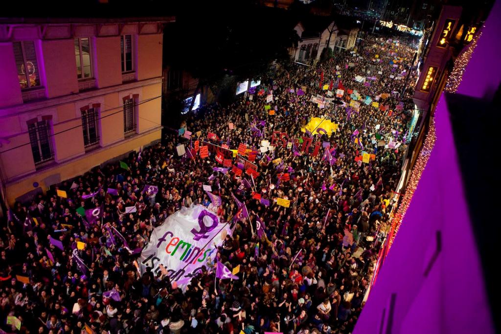 Türkiye’de Feminist Mücadelenin Simgesi: 8 Mart Feminist Gece Yürüyüşü