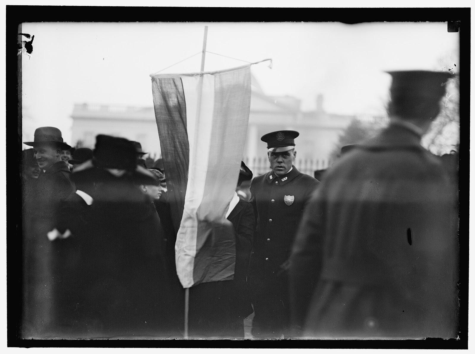 loc-police-and-suffragists-on-picket-line.jpg